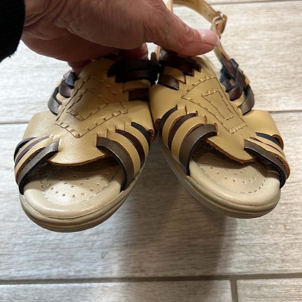 Softspots Aztec Pattern Sandals-7.5M - Picture 4 of 9